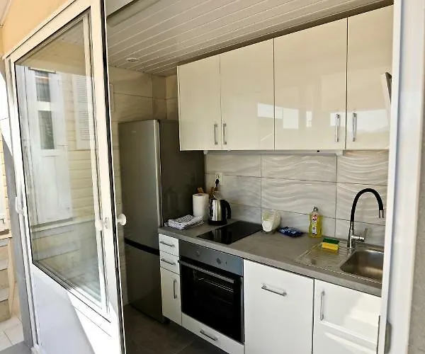 Manora Guest Pool House بيت للعطل *