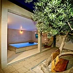 Manora Guest Pool House * Sucuraj