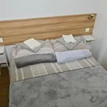 Vikendica Manora Guest Pool House *