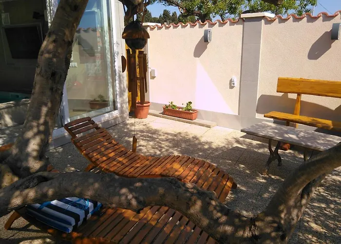 Manora Guest Pool House Sućuraj