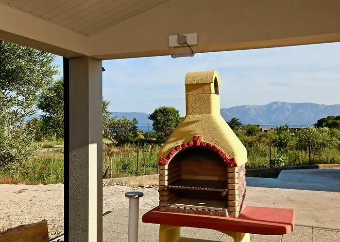 Manora Guest Pool House * Sućuraj