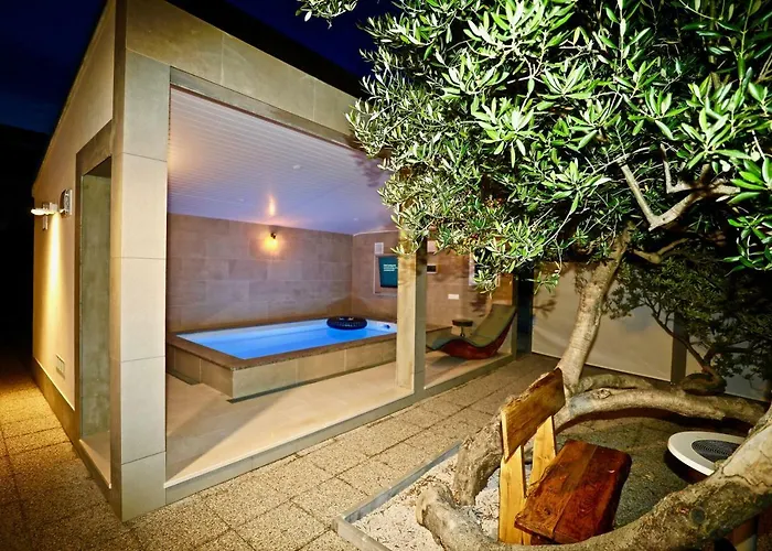 Manora Guest Pool House * Sućuraj