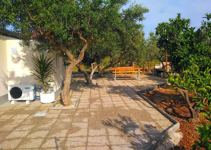 Manora Guest Pool House * Sućuraj