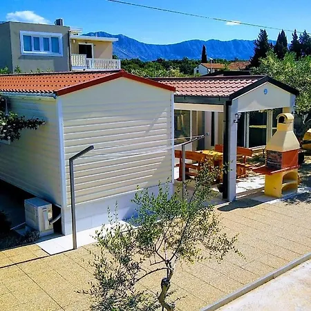 Manora Guest Pool House 펜션 Sućuraj